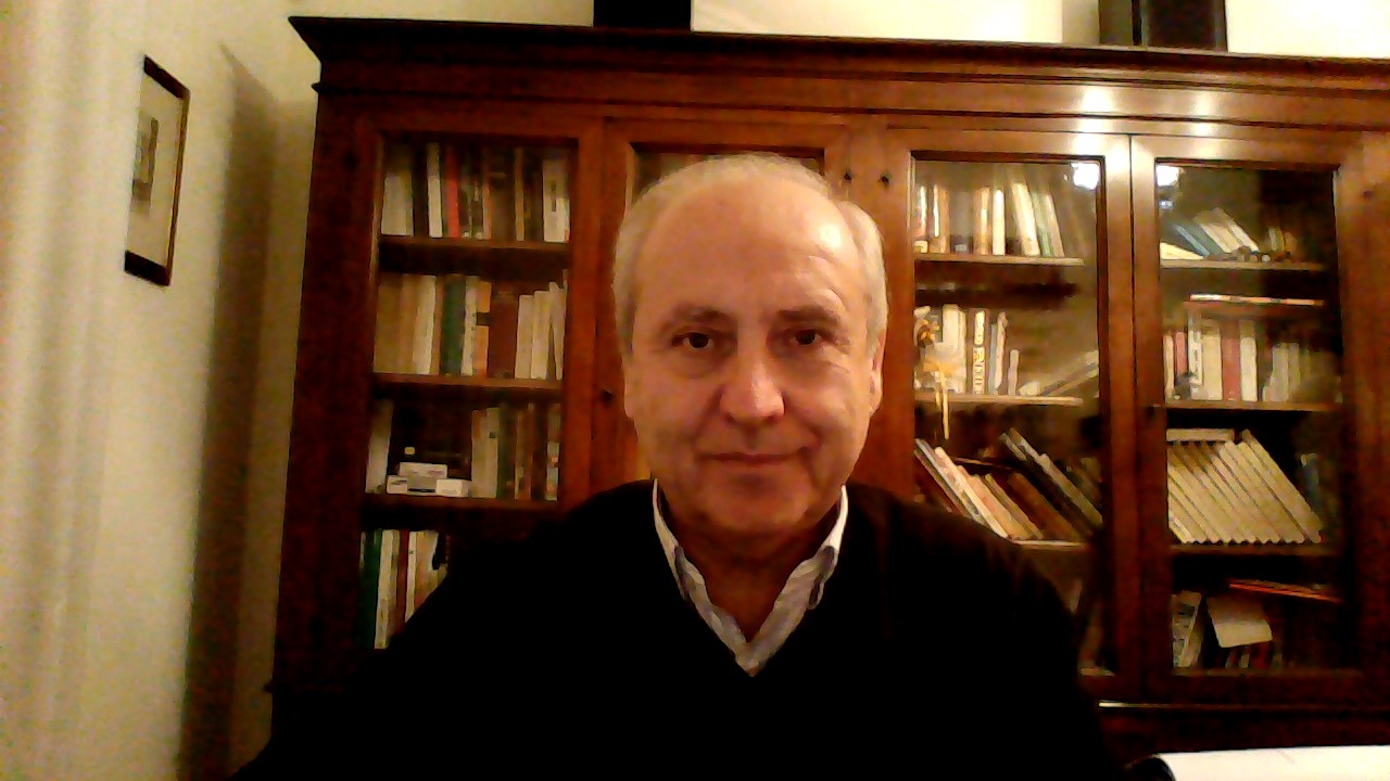 Immagine che contiene libreria, persona, interno, Viso umano

Il contenuto generato dall'IA potrebbe non essere corretto.